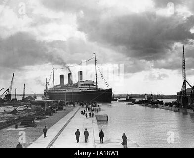 Die 'Majestic' tritt in den King George Dock im Hafen von Southampton. Der König George V. Graving Dock war der größte Dock in der Welt, die zum Zeitpunkt der Fertigstellung. Stockfoto