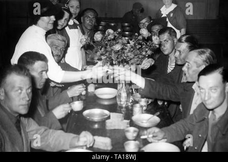 Die französischen Soldaten, die bereits im Ersten Weltkrieg teilgenommen haben, sind aus deutscher Gefangenschaft in Chalon-sur-Marne freigegeben. Stockfoto