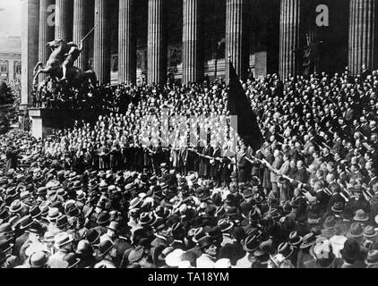 Arbeiter versammeln sich anlässlich des 1. Mai vor der Nationalgalerie in Berlin. Stockfoto