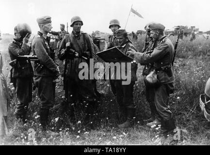 Die regimental Befehl Personal von einem Bataillon der Armee Group Center diskutiert die geplante Erstürmung des Dorfes Borodino während der Schlacht um Moskau. Foto: kriegsberichterstatter Herrmann. Stockfoto