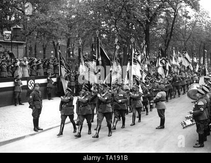 Foto von der Flagge, die Parade der Nationalsozialistischen Allianz der Roten Front-Fighters (links, auf der VIP-Stand mit Pickelhaube) am Jahnsportplatz in der Hasenheide, Berlin. Der NS-Allianz der Roten Front-Fighters präsentieren ihre neue Fahnen, nach der schwarze Bänder, wie es vergeht Allgemeine Ewald von lochow haben im Speicher des Versailler Vertrages aufgrund der Wiedereinführung der Wehrpflicht abgeschafft. Auf der rechten Seite wird eine Musik Band. Stockfoto