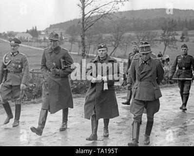 Ein Tschechischer Offizier (Mitte) übergibt die nächste Besetzung Sektor zu den deutschen Beamten des Berges Truppen in Andreasberg (1945 zerstört) am 11. Oktober 1938. Stockfoto