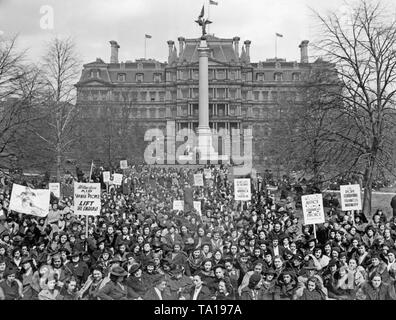 Foto einer Demonstration von rund 3.000 spanische Frauen im President's Park vor der Staatlichen Abteilung Gebäude (im Hintergrund, jetzt Eisenhower Executive Office Building) in der Nähe des Weissen Hauses in Washington DC am 4. April 1938. Die demonstranten (United Ausschüsse der spanischen Frauen in Amerika) Plakate, auf denen Sie verlangen Beihilfe für Spanien und die Aufhebung des Waffenembargos für die Republik. Stockfoto