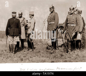 Kaiser Wilhelm II. (auf der linken Seite in einer Pickelhaube und eine helle uniform Mantel) auf das Manöver Feld im Gespräch mit einem österreichischen allgemein und der Italienischen General-Count Luigi Cadorna. Auf der linken Seite neben ihm Generaloberst Helmuth von Moltke. Vorne rechts mit einer Pickelhaube und hält eine Karte in seiner Hand Allgemeine Hans-Georg von Plessen. Auf der Rückseite: Genral August von Mackensen in der Uniform der ersten Husarenregiment Nr. 1. Stockfoto