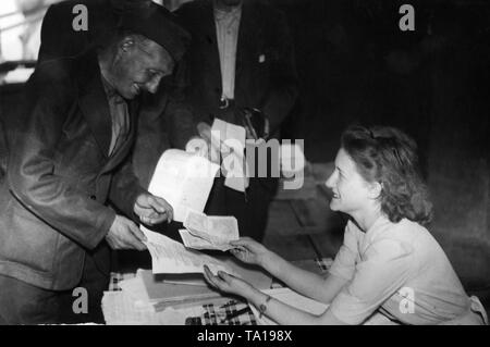 Die französischen Soldaten, die bereits im Ersten Weltkrieg teilgenommen haben, sind aus deutscher Gefangenschaft in Chalon-sur-Marne freigegeben. Hier erhalten Sie eine Startgebühr von 200 Franken. Stockfoto