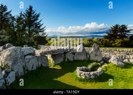 Alte Creevykeel Gericht Grab liegt auf den Ausläufern des Tievebaun Berg in der Nähe des Meeres in der Nähe von Mullaghmore im County Sligo, Irland. Stockfoto