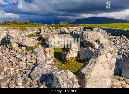 Alte Creevykeel Gericht Grab liegt auf den Ausläufern des Tievebaun Berg in der Nähe des Meeres in der Nähe von Mullaghmore im County Sligo, Irland. Stockfoto