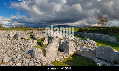 Alte Creevykeel Gericht Grab liegt auf den Ausläufern des Tievebaun Berg in der Nähe des Meeres in der Nähe von Mullaghmore im County Sligo, Irland. Stockfoto