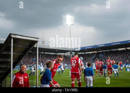 Bochum, Deutschland. 20 Mai, 2019. Einlauf der Mannschaften in der Vonovia Stadion in Bochum, l. Trainer Urs Fischer (Union) Fußball 2. 1. Fussballbundesliga, 34. Spieltag VfL Bochum (BO) - Union Berlin (Union) 2:2, 19.05.2019 in Bochum/Deutschland. ##DFL-Bestimmungen verbieten die Verwendung von Fotografien als Bildsequenzen und/oder quasi-Video## € | Nutzung der weltweiten Kredit: dpa/Alamy leben Nachrichten Stockfoto