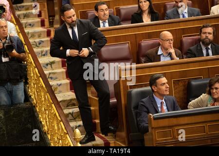 Madrid, Spanien. 21 Mai, 2019. Santiago Abascal, weit Vox - Recht und Pedro Sánchez (unten) Spanisch Präsident. Im spanischen Parlament in Madrid, Spanien, Dienstag, 21. Mai 2019. (POOL-AP Photo/Bernat Armangue) | Verwendung der weltweiten Kredit: dpa/Alamy leben Nachrichten Stockfoto