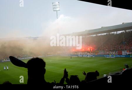 Bochum, Deutschland. 20 Mai, 2019. Vonovia Stadion in Bochum, Übersicht, die Fans von Union zuenden Pyros, Stimmung, Fußball 2. Fussballbundesliga, 34. Spieltag VfL Bochum (BO) - Union Berlin (Union) 2:2, am 19.05.2019 in Bochum/Deutschland. ##DFL-Bestimmungen verbieten die Verwendung von Fotografien als Bildsequenzen und/oder quasi-Video## € | Nutzung der weltweiten Kredit: dpa/Alamy leben Nachrichten Stockfoto