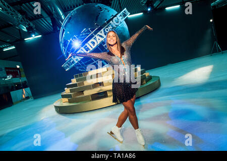 Hamburg, Deutschland. 21 Mai, 2019. Sarah Lombardi, Sänger, ist auf dem Eis während einer Pressekonferenz auf der neuen Holiday on Ice Saison. Credit: Daniel Bockwoldt/dpa/Alamy leben Nachrichten Stockfoto