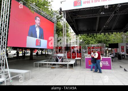 Athen, Griechenland. 21 Mai, 2019. Riesiger Bildschirm Darstellung der griechische Premierminister Alexis Tsipras, bei der Wahl Kiosk von SYRIZA regierenden Partei, während die Wahlvorbereitungen, in zentralen Syntagma-Platz. Griechenland geht an den Umfragen am 26. Mai für triple Wahlen, für die lokale Regierung, regionale Regierung und dem Europäischen Parlament. (Bild: © aristidis VafeiadakisZUMA Draht) Stockfoto