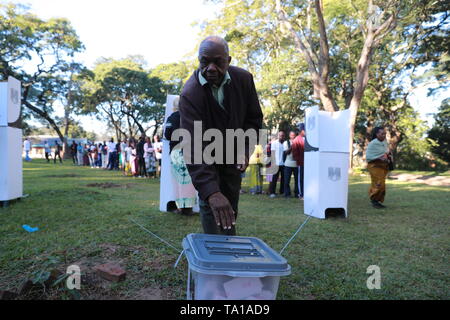 Blantyre, Malawi. 21 Mai, 2019. Ein Wähler wirft sein stimmzettel am Blantyre Secondary School Wahllokal in Blantyre, Malawi, 21. Mai 2019. Malawier über dem Land am Dienstag in der Warteschlange bis zu abgegebenen Stimmzettel, die bestimmen, welche Partei ist das Land in den nächsten fünf Jahren zu regieren. Credit: Peng Lijun/Xinhua/Alamy leben Nachrichten Stockfoto