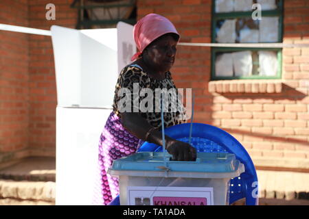 Blantyre, Malawi. 21 Mai, 2019. Ein Wähler wirft ihren Stimmzettel im Wahllokal in Blantyre, Malawi, 21. Mai 2019. Malawier über dem Land am Dienstag in der Warteschlange bis zu abgegebenen Stimmzettel, die bestimmen, welche Partei ist das Land in den nächsten fünf Jahren zu regieren. Credit: Peng Lijun/Xinhua/Alamy leben Nachrichten Stockfoto