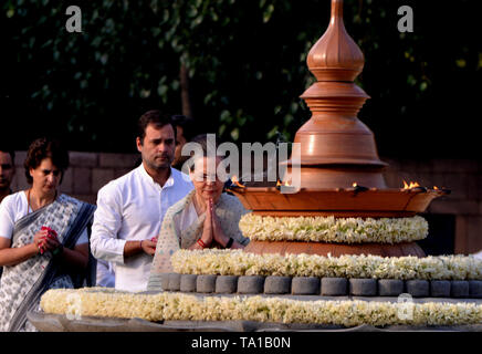 New Delhi, Veer Bhumi in Neu Delhi. 21 Mai, 2019. Indian National Congress (INC) Präsident Rahul Gandhi (C) ist eine Hommage an seinen Vater und ehemaligen indischen Premierminister Rajiv Gandhi, auf seinem 28. Todestages an seinem Denkmal am Veer Bhumi in Neu Delhi, Indien Am 21. Mai 2019. Credit: Partha Sarkar/Xinhua/Alamy leben Nachrichten Stockfoto