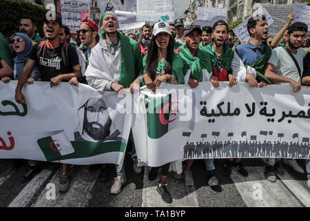 Algier, Algerien. 21 Mai, 2019. Algerische Studenten halten Sie Banner und Shout Slogans, wie sie im Rahmen einer anti-regierung Demonstration. Die algerischen Militärs Stabschef am Montag zurückgewiesene Anrufe Präsidentschaftswahlen, die für 04. Juli vorgesehen, einen Nachfolger zu verdrängt Präsident Abdelaziz Bouteflika zu wählen, zu verschieben. Credit: Farouk Batiche/dpa/Alamy leben Nachrichten Stockfoto