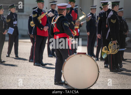 Wellington Barracks, London, UK. 21. Mai 2019. Mitglieder der Wachen Bands übung Routinen auf dem Exerzierplatz in Wellington Barracks an einem sonnigen Tag in der Vorbereitung für die Farbe, die findet am 8. Juni 2019. Credit: Malcolm Park/Alamy Leben Nachrichten. Stockfoto