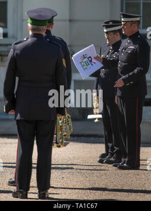 Wellington Barracks, London, UK. 21. Mai 2019. Mitglieder der Wachen Bands übung Routinen auf dem Exerzierplatz in Wellington Barracks an einem sonnigen Tag in der Vorbereitung für die Farbe, die findet am 8. Juni 2019. Credit: Malcolm Park/Alamy Leben Nachrichten. Stockfoto