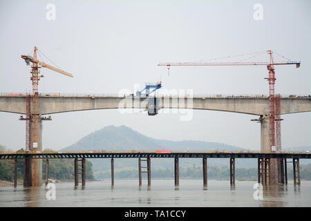 (190521) - Laos, 21. Mai 2019 (Xinhua) - Foto am 21. Mai 2019 zeigt die Luang Prabang - Mekong Eisenbahnbrücke in Nordlaos. Die erste Brücke Spannweite der China-Laos Eisenbahn über den Mekong River im Norden von Laos aufgebaut wurde, die Laos-China Railway Co., Ltd., die sich mit dem Bau und Betrieb der Bahn sagte am Dienstag. Dementsprechend ist die China Railway Nr. 8 Engineering Group (CREC-8) die Schließung der erste Span der Luang Prabang - Mekong Eisenbahnbrücke am Samstag abgeschlossen hat. Es ist auch die erste abgeschlossene Brücke überspannung von zwei Kreuz Stockfoto