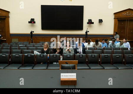 Ein leerer Stuhl für Ehemalige Rat soll der Präsident Don McGahn sitzt im Haus Justiz Ausschuss Anhörung Zimmer auf dem Capitol Hill in Washington, DC am Dienstag, 21. Mai 2019. McGahn trotzte eine Vorladung von der Schiedsausschuss geschoben, die Vorsitzende des Ausschusses, United States Vertreter Jerrold Nadler (Demokrat von New York), um festzustellen, dass der Ausschuss ihn mit Verachtung aufladen würde. Credit: Stefani Reynolds/CNP | Verwendung weltweit Stockfoto