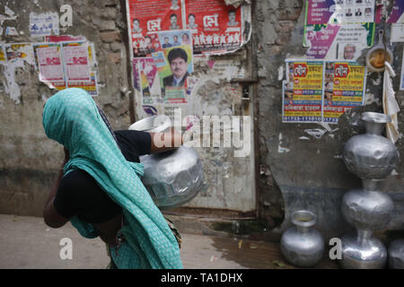 Dhaka, Bangladesch. 21 Mai, 2019. Eine Frau Karies Wassermühle als sammelt sie von einem am Straßenrand in der Nähe von Old Dhaka tippen. Frauen Versorgung reines Wasser zu den nahe gelegenen Krämer in der Rückkehr für das Geld. Credit: MD Mehedi Hasan/ZUMA Draht/Alamy leben Nachrichten Stockfoto