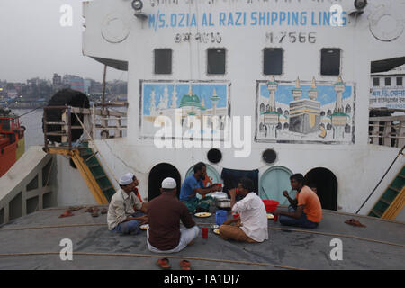 Dhaka, Bangladesch. 21 Mai, 2019. Dockyard Arbeitnehmer Iftar auf dem Dach eines Schiffes bei Keranigang Dockyard. Das iftar - das Essen von Muslimen bei Sonnenuntergang gegessen zu Ihrer täglichen fast während des Ramadan zu brechen. Credit: MD Mehedi Hasan/ZUMA Draht/Alamy leben Nachrichten Stockfoto