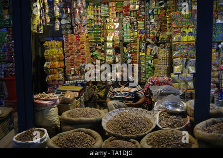 Dhaka, Bangladesch. 21 Mai, 2019. Ein ladenbesitzer wartet auf Kunden in der Nähe von Old Dhaka. Credit: MD Mehedi Hasan/ZUMA Draht/Alamy leben Nachrichten Stockfoto