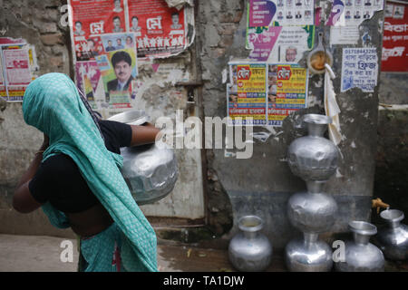 Dhaka, Bangladesch. 21 Mai, 2019. Eine Frau Karies Wassermühle als sammelt sie von einem am Straßenrand in der Nähe von Old Dhaka tippen. Frauen Versorgung reines Wasser zu den nahe gelegenen Krämer in der Rückkehr für das Geld. Credit: MD Mehedi Hasan/ZUMA Draht/Alamy leben Nachrichten Stockfoto