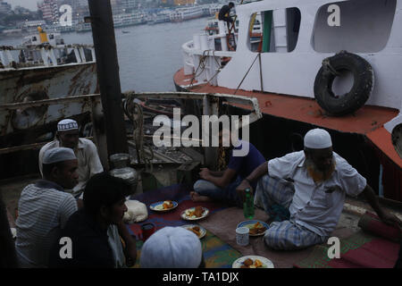 Dhaka, Bangladesch. 21 Mai, 2019. Werft Arbeiter warten mit iftar Ihrer schnellen in Keraniganj Dockyard zu brechen. Das iftar - das Essen von Muslimen bei Sonnenuntergang gegessen zu Ihrer täglichen fast während des Ramadan zu brechen. Credit: MD Mehedi Hasan/ZUMA Draht/Alamy leben Nachrichten Stockfoto