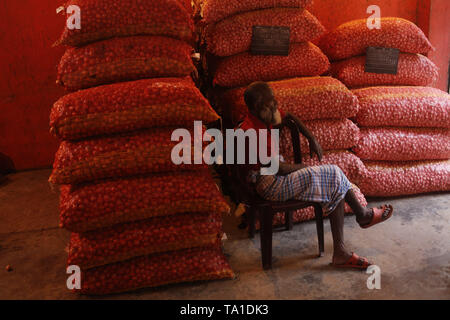 Dhaka, Bangladesch. 21 Mai, 2019. Eine Arbeit nimmt einen Rest wegen der niedrigen Arbeiten am Tag des Ramadan in einem Großmarkt in Old Dhaka. Credit: MD Mehedi Hasan/ZUMA Draht/Alamy leben Nachrichten Stockfoto