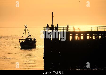 Aberystwyth Wales UK. Dienstag 21. MAI 2019 DEUTSCHLAND Wetter: ein Fischerboot kehrt in Aberystwyth Hafen am Abend nach einem Tag fangen die Cardigan Bay Krabben und Hummer. Photo Credit: Keith Morris/Alamy leben Nachrichten Stockfoto