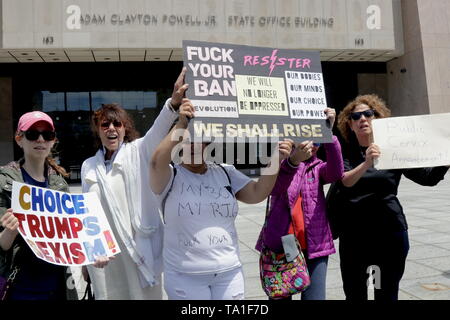 New York, NY, USA. 21 st. Mai, 2019. Abtreibung Rechte Aktivisten sammelten in Harlem, New York City um 12.00 Uhr Ortszeit am Dienstag, 21. Mai 2019, teilnehmen an anderen Frauen in den USA bei statehouses, Stadtplätzen und gerichtsgebäuden in der Opposition der neuen restriktiven Verbote auf Abtreibung. Das Verbot soll sich auf reproduktive Freiheit nehmen und stellen einen umfassenden Angriff durch konservative Gesetzgebungen zu Abtreibung und Frauen Gesundheit zugreifen. Credit: 2019 G. Ronald Lopez/Alamy leben Nachrichten Stockfoto