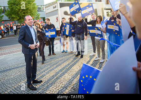 Berlin, Deutschland. 21 Mai, 2019. Manfred Weber (CSU), Spitzenkandidat der EVP für den Präsidenten der Europäischen Kommission, wird von seinen Fans vor der Studio Berlin vor dem Start von einem Fernsehprogramm empfangen werden. Credit: Gregor Fischer/dpa/Alamy leben Nachrichten Stockfoto