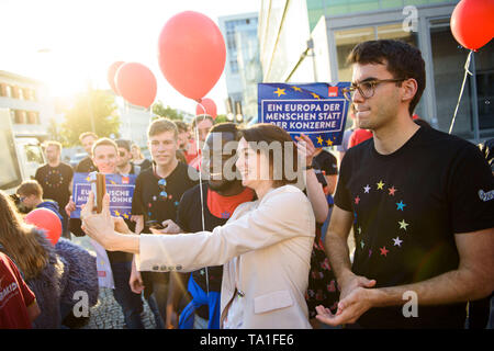 Berlin, Deutschland. 21 Mai, 2019. Katarina Gerste (SPD), Bundesminister für Justiz und Verbraucherschutz und Spitzenkandidat für die Europawahl, ist vor dem Studio Berlin Selfies vor Beginn einer TV-Show mit ihren Fans. Credit: Gregor Fischer/dpa/Alamy leben Nachrichten Stockfoto