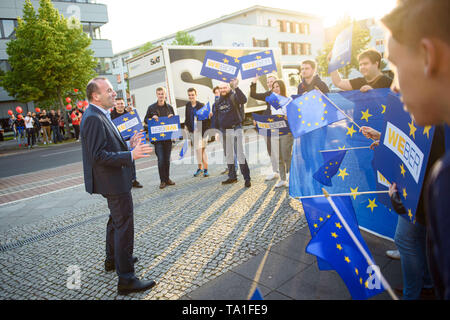 Berlin, Deutschland. 21 Mai, 2019. Manfred Weber (CSU), Spitzenkandidat der EVP für den Präsidenten der Europäischen Kommission, wird von seinen Fans vor der Studio Berlin vor dem Start von einem Fernsehprogramm empfangen werden. Credit: Gregor Fischer/dpa/Alamy leben Nachrichten Stockfoto