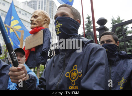 Kiew, Ukraine. 21 Mai, 2019. Die ukrainischen Nationalisten Aktivistinnen aus verschiedenen Parteien gesehen werden während der Rallye gegen die Aufhebung des Gesetzes über decommunization vor das Verfassungsgericht in Kiew.. Demonstranten gegen Einsprüche von 46 ukrainischen Gesetzgeber, die an das Gericht Berufung gegen die Verfassungsmäßigkeit des Gesetzes über decommunization zu überprüfen. Das Gesetz über die decommunization wurde durch das ukrainische Parlament im April 2015 gestimmt, der Verurteilung der kommunistischen und Nationalsozialistischen totalitären Regime, das Verbot ihrer Propaganda und Symbolik. Credit: ZUMA Press, Inc./Alamy leben Nachrichten Stockfoto