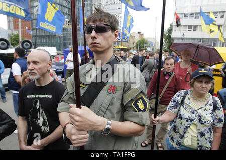 Kiew, Ukraine. 21 Mai, 2019. Die ukrainischen Nationalisten Aktivistinnen aus verschiedenen Parteien gesehen werden während der Rallye gegen die Aufhebung des Gesetzes über decommunization vor das Verfassungsgericht in Kiew.. Demonstranten gegen Einsprüche von 46 ukrainischen Gesetzgeber, die an das Gericht Berufung gegen die Verfassungsmäßigkeit des Gesetzes über decommunization zu überprüfen. Das Gesetz über die decommunization wurde durch das ukrainische Parlament im April 2015 gestimmt, der Verurteilung der kommunistischen und Nationalsozialistischen totalitären Regime, das Verbot ihrer Propaganda und Symbolik. Credit: ZUMA Press, Inc./Alamy leben Nachrichten Stockfoto