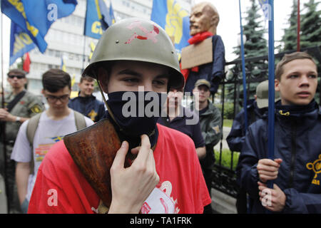 Kiew, Ukraine. 21 Mai, 2019. Die ukrainischen Nationalisten Aktivistinnen aus verschiedenen Parteien gesehen werden während der Rallye gegen die Aufhebung des Gesetzes über decommunization vor das Verfassungsgericht in Kiew.. Demonstranten gegen Einsprüche von 46 ukrainischen Gesetzgeber, die an das Gericht Berufung gegen die Verfassungsmäßigkeit des Gesetzes über decommunization zu überprüfen. Das Gesetz über die decommunization wurde durch das ukrainische Parlament im April 2015 gestimmt, der Verurteilung der kommunistischen und Nationalsozialistischen totalitären Regime, das Verbot ihrer Propaganda und Symbolik. Credit: ZUMA Press, Inc./Alamy leben Nachrichten Stockfoto