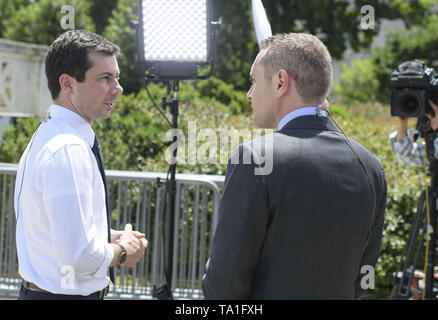 Washington DC, USA. 21 Mai, 2019. Mai 21, 2019 - Washington, District of Columbia, USA-demokratischen Präsidentschaftskandidaten und Bürgermeister von South Bend, Indiana Pete Buttigieg spricht mit einem Reporter an einem pro-choice-Rallye am Obersten Gerichtshof am 21. Mai 2019 in Washington, DC (Credit Bild: © Riccardo SaviZUMA Draht) Credit: ZUMA Press, Inc./Alamy leben Nachrichten Stockfoto