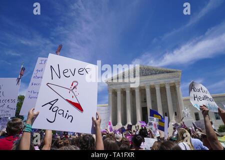 Washington DC, USA. 21 Mai, 2019. Mai 21, 2019 - Washington, District of Columbia, USA-Aktivisten halten Schilder beim Stop die Verbote Aktionstag für das Recht auf Schwangerschaftsabbruch vor der Oberste Gerichtshof der Vereinigten Staaten am 21. Mai 2019. (Bild: © Leigh VogelZUMA Draht) Credit: ZUMA Press, Inc./Alamy leben Nachrichten Stockfoto