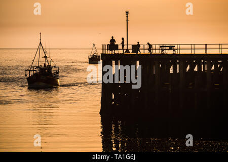 Aberystwyth Wales UK. Dienstag 21. MAI 2019 DEUTSCHLAND Wetter: Küstenfischerei Boote sind ab, da sie sich auf Aberystwyth Hafen mit der Flut am Abend nach einem Tag fangen die Cardigan Bay Krabben und Hummer zurück. Photo Credit: Keith Morris/Alamy leben Nachrichten Stockfoto