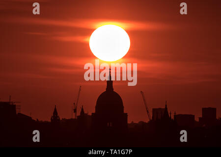 London, Großbritannien. 21 Mai, 2019. UK Wetter: dramatischer Sonnenuntergang am Abend über die St. Paul's Kathedrale. Credit: Guy Corbishley/Alamy leben Nachrichten Stockfoto