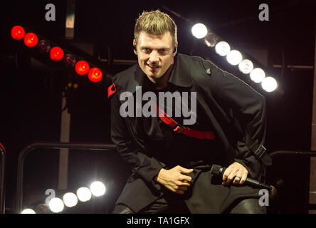 Hannover, Deutschland. 21 Mai, 2019. Nick Carter der Boygroup Backstreet Boys Tänze auf der Bühne in der TUI Arena zu Beginn der Deutschland Tour. Die fünf Amerikaner führen ihre DNA-World Tour in Europa und Nordamerika innerhalb von drei Monaten. Credit: Christophe Kirschtorte/dpa/Alamy leben Nachrichten Stockfoto