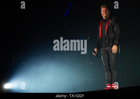 Hannover, Deutschland. 21 Mai, 2019. Brian Littrell der Boygroup Backstreet Boys auf der Bühne in der TUI Arena zu Beginn der Deutschland Tour. Die fünf Amerikaner führen ihre DNA-World Tour in Europa und Nordamerika innerhalb von drei Monaten. Credit: Christophe Kirschtorte/dpa/Alamy leben Nachrichten Stockfoto