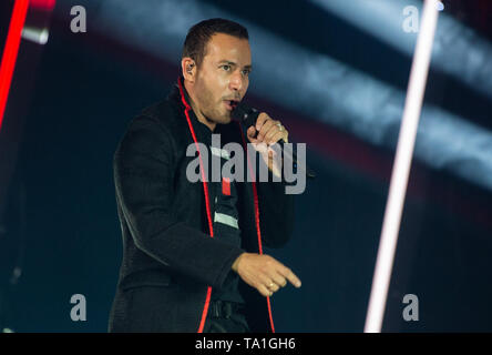 Hannover, Deutschland. 21 Mai, 2019. Howie Dorough der Boygroup Backstreet Boys singt auf der Bühne in der TUI Arena vor der Deutschen Tour zu treten. Die fünf Amerikaner führen ihre DNA-World Tour in Europa und Nordamerika innerhalb von drei Monaten. Credit: Christophe Kirschtorte/dpa/Alamy leben Nachrichten Stockfoto