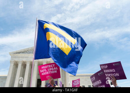 Demonstranten in mehreren demokratischen Gesetzgeber außerhalb der Supreme Court in Washington, DC, USA am 21. Mai 2019, ihre Opposition gegen die jüngsten Abtreibung Verbot von mehreren Mitgliedstaaten umgesetzt zu zeigen. Photo Credit: Stefani Reynolds/CNP | Verwendung weltweit Stockfoto