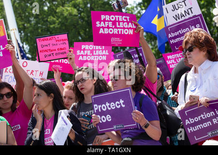 Demonstranten in mehreren demokratischen Gesetzgeber außerhalb der Supreme Court in Washington, DC, USA am 21. Mai 2019, ihre Opposition gegen die jüngsten Abtreibung Verbot von mehreren Mitgliedstaaten umgesetzt zu zeigen. Photo Credit: Stefani Reynolds/CNP | Verwendung weltweit Stockfoto