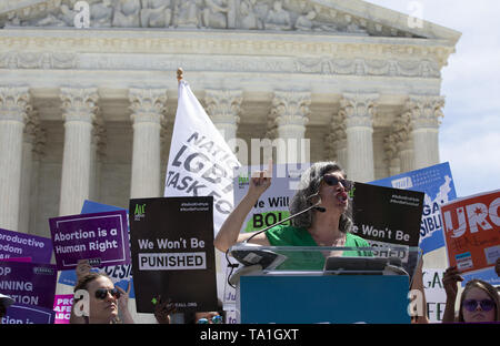 Washington, District of Columbia, USA. 21 Mai, 2019. Demonstranten in mehreren demokratischen Gesetzgeber außerhalb der Supreme Court in Washington, DC, USA am 21. Mai 2019, ihre Opposition gegen die jüngsten Abtreibung Verbot von mehreren Mitgliedstaaten umgesetzt zu zeigen. Photo Credit: Stefani Reynolds/CNP Credit: Stefani Reynolds/CNP/ZUMA Draht/Alamy leben Nachrichten Stockfoto