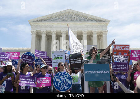 Washington, District of Columbia, USA. 21 Mai, 2019. Demonstranten in mehreren demokratischen Gesetzgeber außerhalb der Supreme Court in Washington, DC, USA am 21. Mai 2019, ihre Opposition gegen die jüngsten Abtreibung Verbot von mehreren Mitgliedstaaten umgesetzt zu zeigen. Photo Credit: Stefani Reynolds/CNP Credit: Stefani Reynolds/CNP/ZUMA Draht/Alamy leben Nachrichten Stockfoto